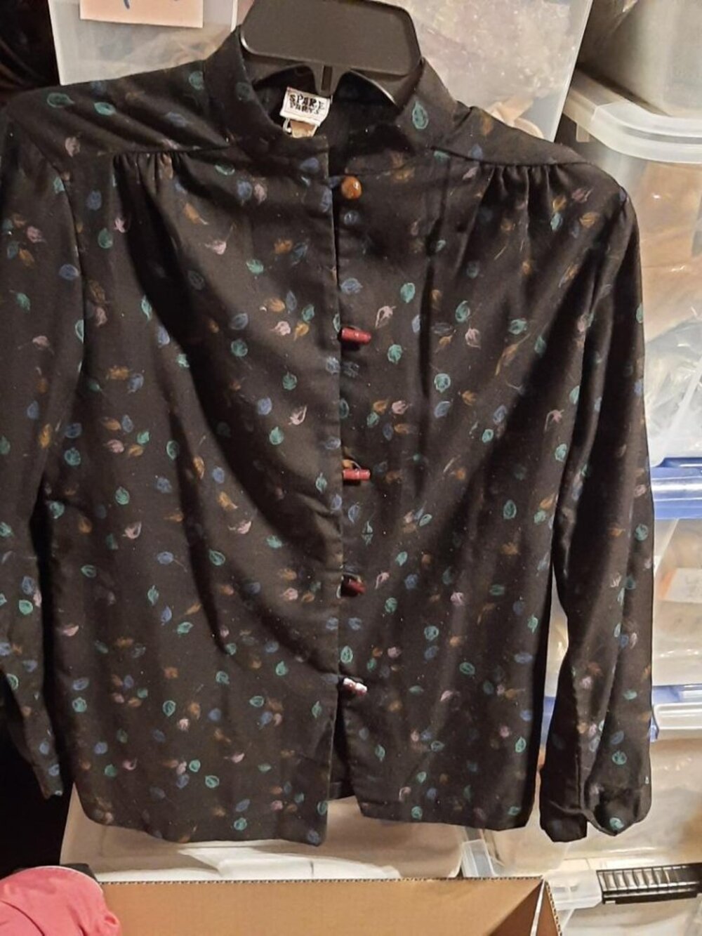 Vintage Spare Parts WMN Blouse MultiLeaf Print Rouleau Loop Button Black Sz S